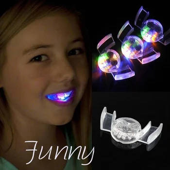 Novinka LED sa rozsvieti Bliká Úst Kus Svietiť Zuby Pre Halloween Party žiariace zábavné protézy Rave Prípade Dekorácie Flash hračka