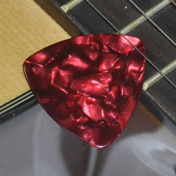 Veľa 50pcs Red Pearl 0.71 mm 0.96 mm Veľké, Zaoblené Trojuholník Celuloid Gitara Výbery