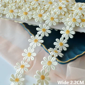 2.2 CM Biela Bavlna, Vyšívané Daisy Čipky Appliques 3D Kvety Fabirc Golier Výstrihu Orezania pása s nástrojmi Šaty, Klobúky Šitie urob si sám